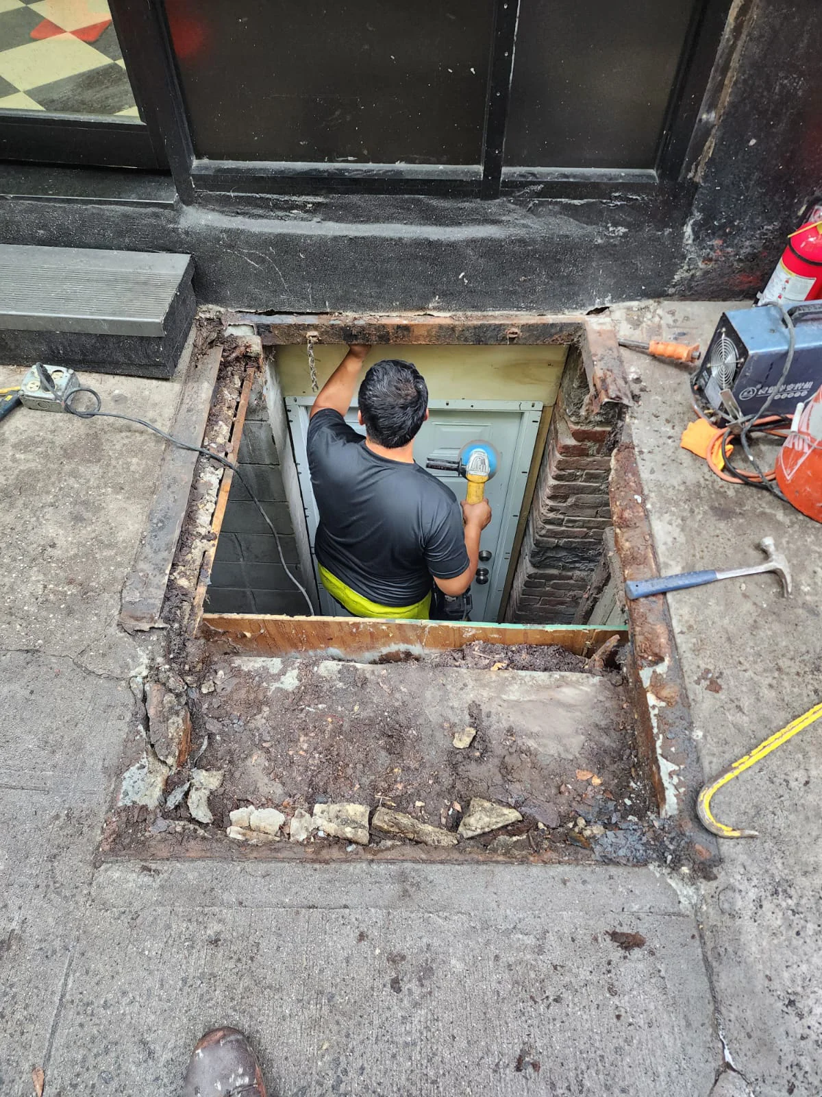 Sidewalk cellar door opening